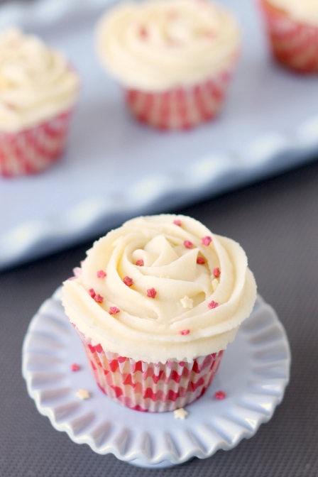 Strawberry cupcakes with white chocolate buttercream - Martensitak