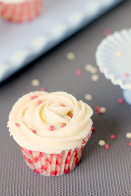 Strawberry cupcakes with white chocolate frosting - Martensitak